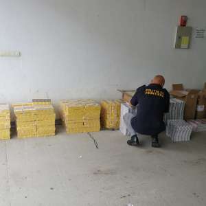 Doi cetăţeni români cercetaţi pentru contrabandă cu ţigări la frontiera de nord