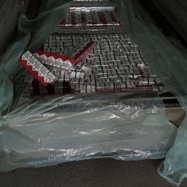 Doi cetăţeni români cercetaţi pentru contrabandă cu ţigări la frontiera de nord