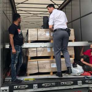 Patru cetăţeni din Afganistan şi Bangladesh, depistați ascunși într-un camion la P.T.F. Nădlac II