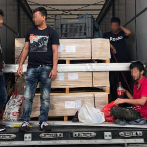 Patru cetăţeni din Afganistan şi Bangladesh, depistați ascunși într-un camion la P.T.F. Nădlac II