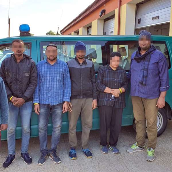Trei cetăţeni români, cercetați pentru trafic de migranţi