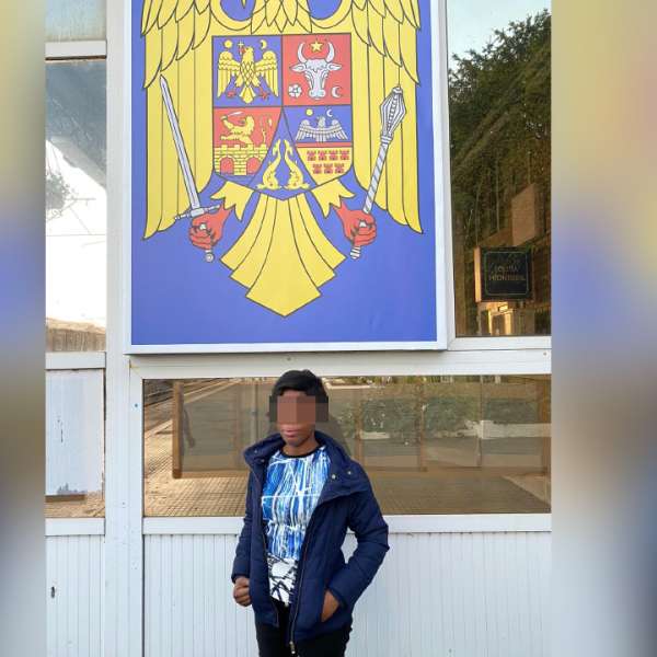 Tânără din Ghana cu documentele de călătorie ale altei persoane, depistată la Punctul de Trecere a Frontierei Curtici