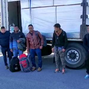 Nouă cetăţeni străini depistați ascunși  în două camioane la  P.T.F. Vărșand și P.T.F Nădlac