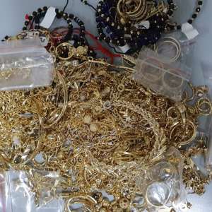 Aproximativ 1.350 grame de bijuterii, descoperite ascunse în bagajele unor pasageri la P.T.F. Giurgiu