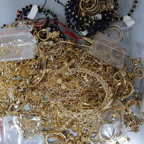Aproximativ 1.350 grame de bijuterii, descoperite ascunse în bagajele unor pasageri la P.T.F. Giurgiu