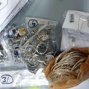 Aproximativ 1.350 grame de bijuterii, descoperite ascunse în bagajele unor pasageri la P.T.F. Giurgiu