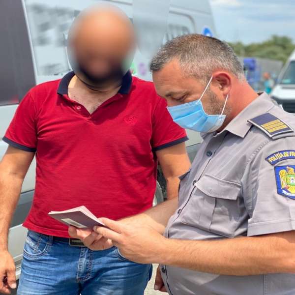 Practicarea meseriei cu documente false i-a adus o lucrare penală
