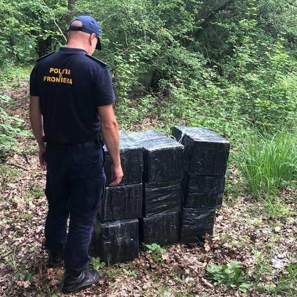 Peste 34.000 de pachete cu țigări de contrabandă, depistate la graniţa cu Ucraina