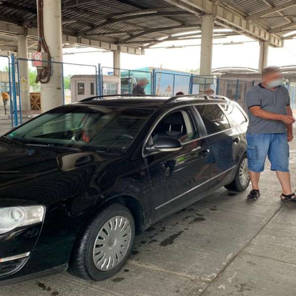 Permise de conducere false descoperite la controlul de frontieră