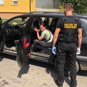 Cetăţean român, cercetat pentru trafic de migranţi