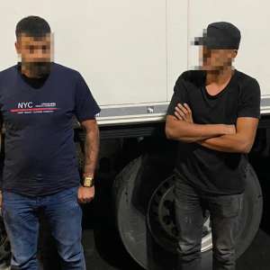 Douăzeci şi cinci de cetăţeni străini, depistaţi ascunşi în autovehicule, la PTF Nădlac II