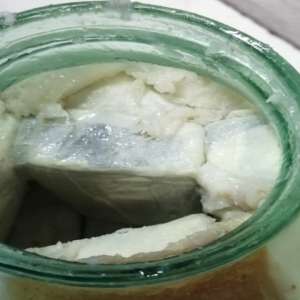 Ţigări de contrabandă disimulate în borcane cu şuncă de porc şi cutii cu pudra de cacao