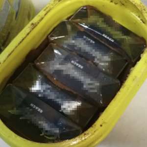 Ţigări de contrabandă disimulate în borcane cu şuncă de porc şi cutii cu pudra de cacao