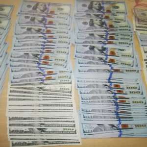 22.300 dolari ascunşi şi nedeclaraţi la intrarea în ţară, ridicați în vederea confiscării în PTF Siret