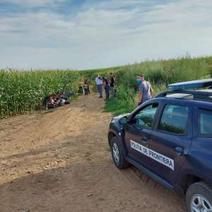 Paisprezece cetățeni din Irak și Siria, opriți la frontiera cu Ungaria