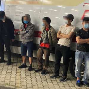 Nouă vietnamezi, depistați ascunși într-o autoutilitară la P.T.F. Nădlac