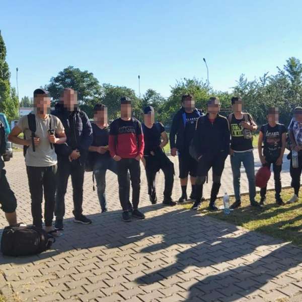 Trei cetăţeni străini cercetaţi pentru trafic de migranți
