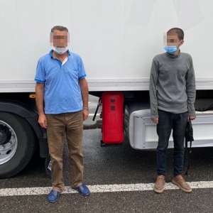 Cetăţean sirian depistat ascuns sub un automarfar, la P.T.F. Nădlac I