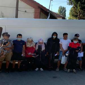 Douăsprezece persoane din Siria ascunse într-o autoutilitară, descoperite la Curtici