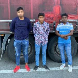 Trei cetăţeni din Bangladesh, depistaţi ascunși într-un automarfar la P.T.F. Nădlac II