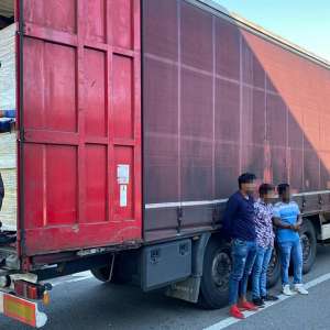 Trei cetăţeni din Bangladesh, depistaţi ascunși într-un automarfar la P.T.F. Nădlac II