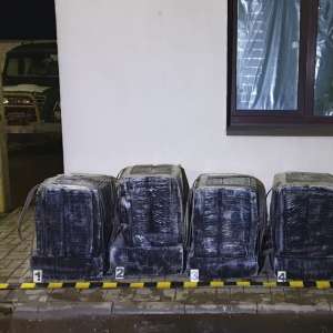 Ţigări de contrabandă de peste 252.000 lei, reţinute cu focuri de armă la frontiera de est
