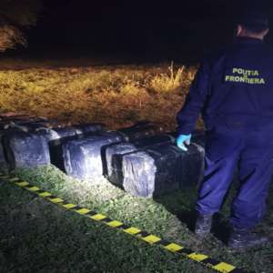 Ţigări de contrabandă de peste 252.000 lei, reţinute cu focuri de armă la frontiera de est