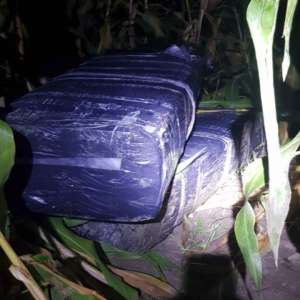 Ţigări de contrabandă de peste 252.000 lei, reţinute cu focuri de armă la frontiera de est