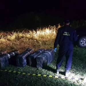 Ţigări de contrabandă de peste 252.000 lei, reţinute cu focuri de armă la frontiera de est