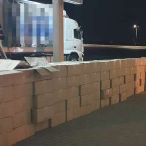 Peste 90.000 pachete cu ţigări ascunse într-un autocamion, descoperite de poliţiştii de frontieră în P.T.F. Giurgiu