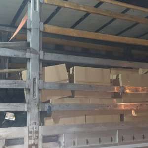 Peste 90.000 pachete cu ţigări ascunse într-un autocamion, descoperite de poliţiştii de frontieră în P.T.F. Giurgiu