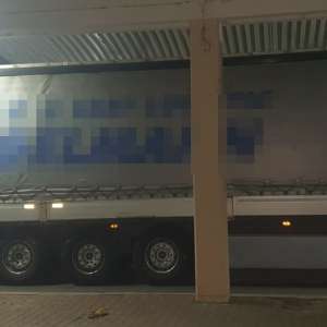 Peste 90.000 pachete cu ţigări ascunse într-un autocamion, descoperite de poliţiştii de frontieră în P.T.F. Giurgiu