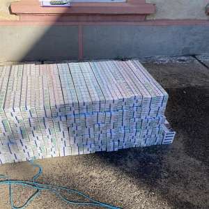 Cetăţean român prins când transporta 6.700 pachete țigări ascunse în tavanul dublu al unui microbuz