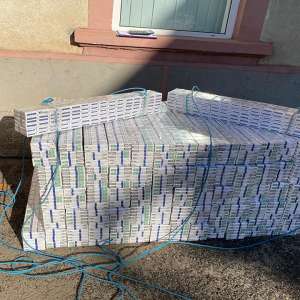 Cetăţean român prins când transporta 6.700 pachete țigări ascunse în tavanul dublu al unui microbuz