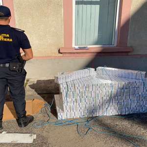 Cetăţean român prins când transporta 6.700 pachete țigări ascunse în tavanul dublu al unui microbuz