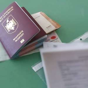 Doi cetăţeni albanezi prinşi în flagrant în timp ce încercau să dea mită