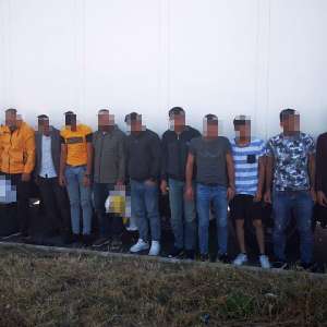 Paisprezece cetăţeni turci, depistaţi ascunşi într-un camion încărcat cu peşte la P.T.F. Nădlac