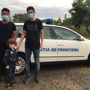 Călăuză reţinută 24 de ore pentru trafic de migranţi. Şaptesprezece sirieni urmau să fie sprijiniţi să treacă ilegal frontiera