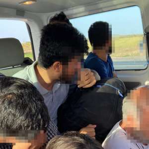 Călăuză reţinută 24 de ore pentru trafic de migranţi. Şaptesprezece sirieni urmau să fie sprijiniţi să treacă ilegal frontiera