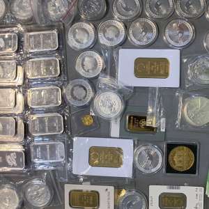 Monede şi lingouri descoperite ascunse în bagajele unui cetăţean român la Aeroportul din Cluj-Napoca