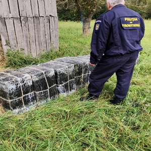 6.300 pachete cu țigări descoperite într-un șopron cu fân