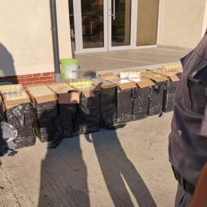 Aproape 6.000 de pachete cu țigări de contrabandă, confiscate la frontiera de nord a României