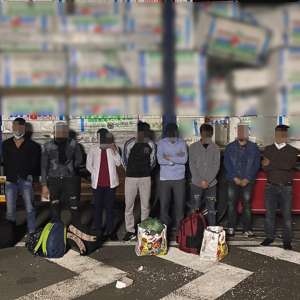 Zece vietnamezi, depistaţi ascunși într-un automarfar la P.T.F. Nădlac II