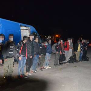 Şaisprezece cetăţeni din Siria, Iran şi Irak, depistaţi ascunşi într-un microbuz pe autostradă