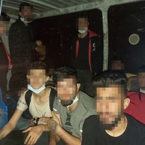 Şaisprezece cetăţeni din Siria, Iran şi Irak, depistaţi ascunşi într-un microbuz pe autostradă