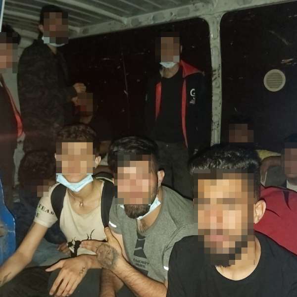 Şaisprezece cetăţeni din Siria, Iran şi Irak, depistaţi ascunşi într-un microbuz pe autostradă