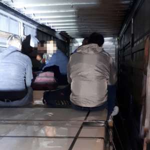 Patruzeci şi unu de cetăţeni străini depistaţi ascunşi în TIR-uri, la P.T.F. Nădlac II