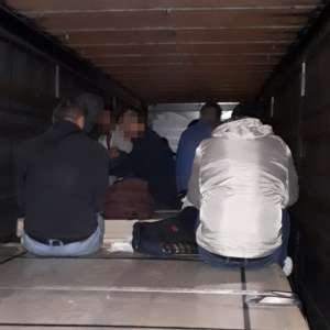 Patruzeci şi unu de cetăţeni străini depistaţi ascunşi în TIR-uri, la P.T.F. Nădlac II