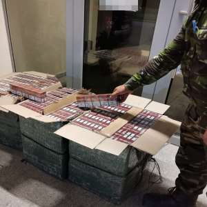 Un cetățean român cercetat pentru contrabandă și 21.000 de pachete cu țigări  confiscate la frontiera de nord a României