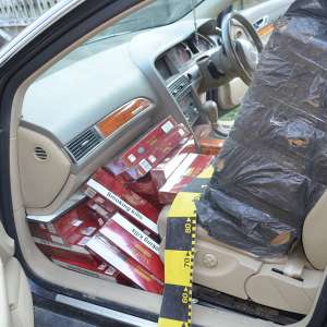 Aproximativ 30.000 pachete țigări și trei autoturisme, confiscate la frontiera de nord a României